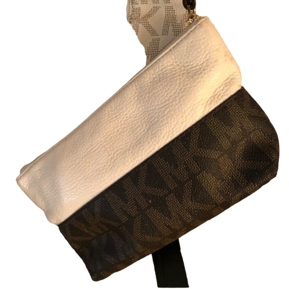 Michael Kors leather make up bag or wristlet W/strap has pockets for cards - Picture 2 of 14